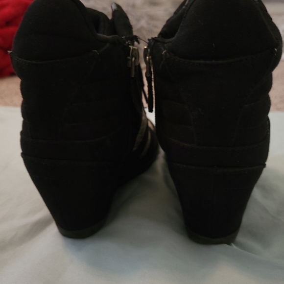 Size 6 Simply Vera Snakeprint Wedge Sneakers - Picture 5 of 11